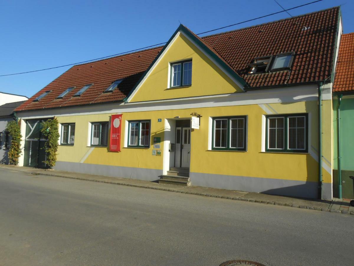 Weingut Zur Schlafmuetze Hotel Herrnbaumgarten Екстериор снимка